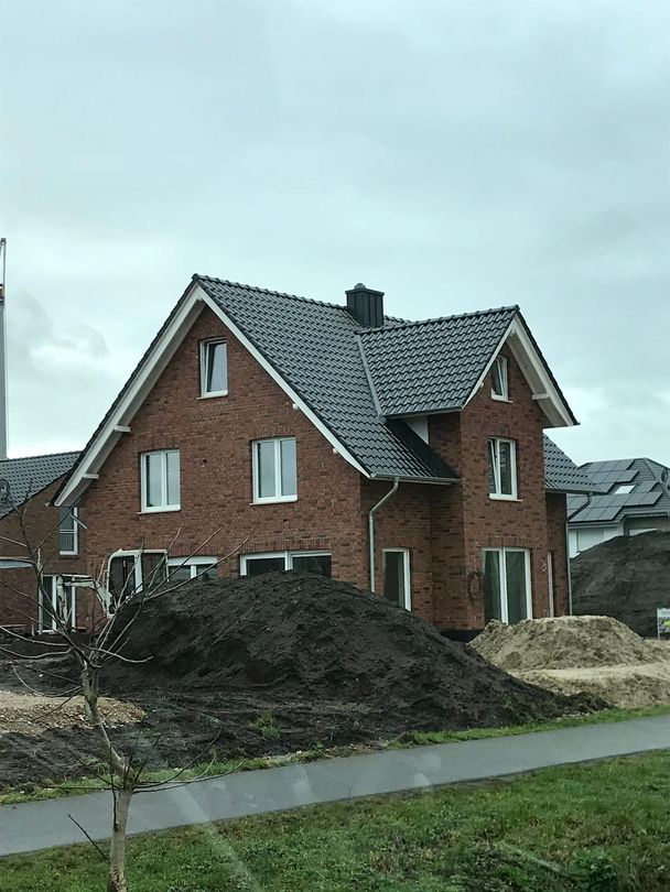 Ein Backsteinhaus mit grauem Ziegeldach